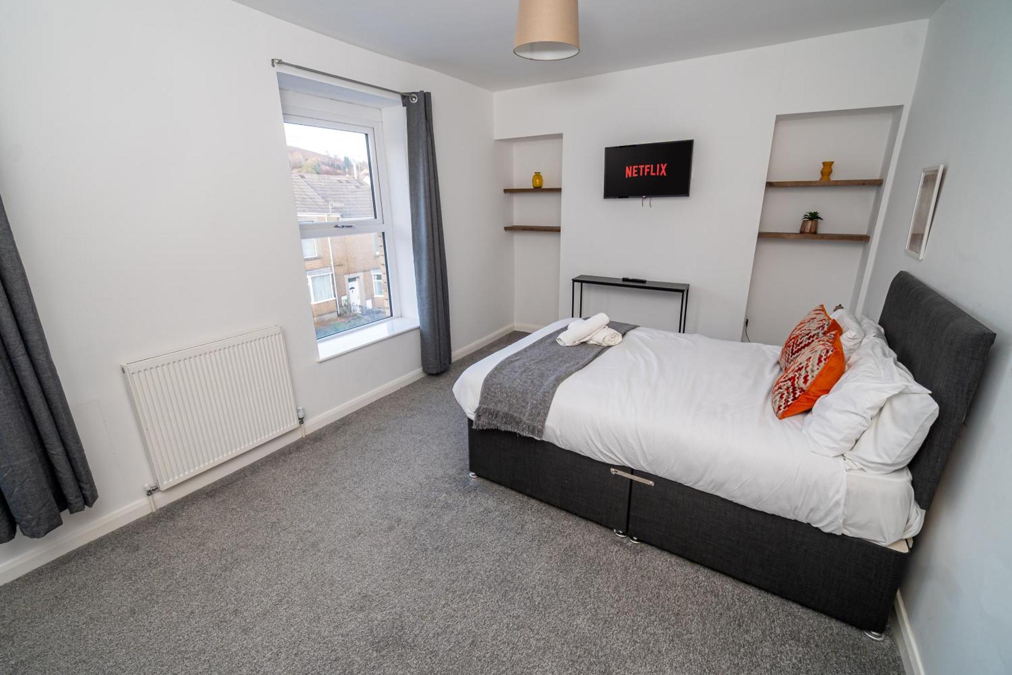 Spacious 3-bed Near The Centre Apartment